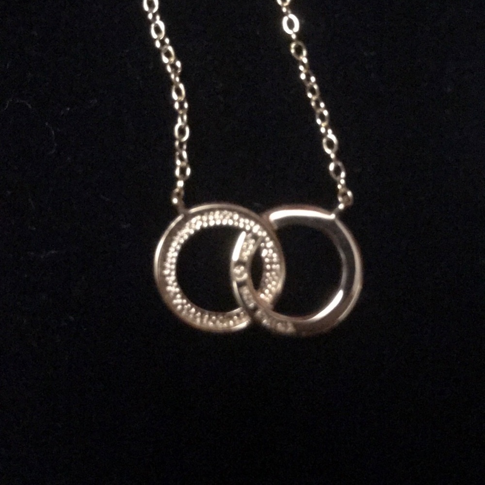 Gold plated circle pendant - Picture 4 of 4